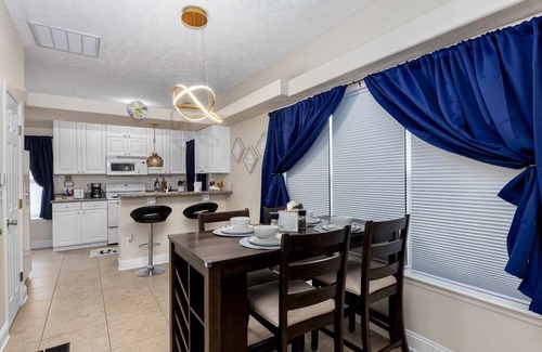 New Bern House | 5 minutes to Cherry point! Family-sized townhouse with fireplace & balcony
