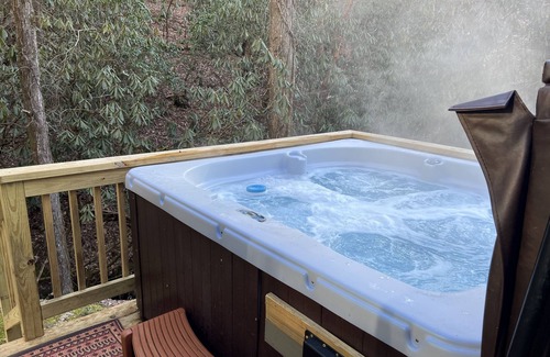 Helen Cabin | 5 minutes to Helen center, hot tub, on creek with waterfall’
