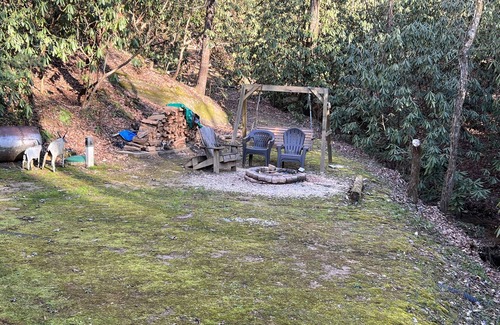 Helen Cabin | 5 minutes to Helen center, hot tub, on creek with waterfall’