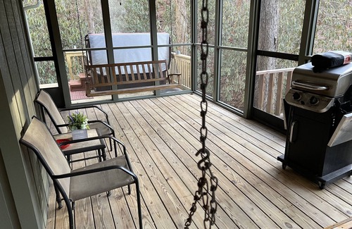 Helen Cabin | 5 minutes to Helen center, hot tub, on creek with waterfall’