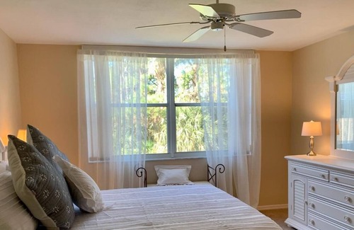 North Naples Condo | 5 minutes to the beaches