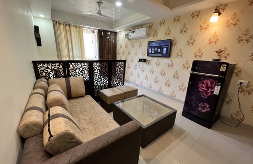 Bullawala Apartment | 5 minutes to the theme park! Family-sized condo with game room & deck