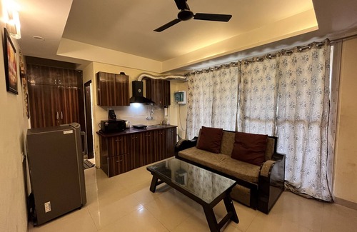 Bullawala Apartment | 5 minutes to the theme park! Family-sized condo with game room & deck