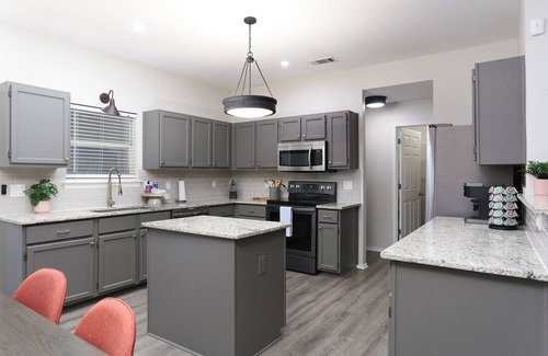 West San Antonio House | 5 mns to Sea World! Beautiful, updated 1story home with large backyard & playset