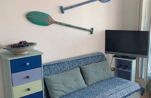 Frontignan Apartment | 5 mns walk from the beach with beautiful view of the port and ponds