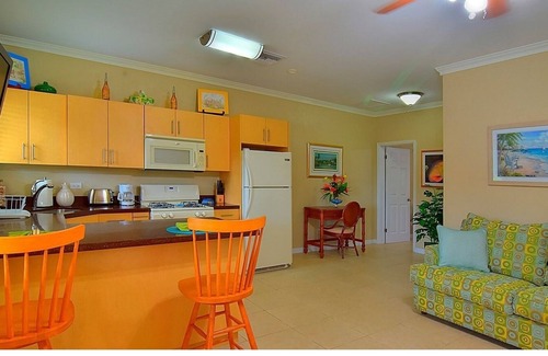 Nassau House | 5 modern suites, 1 estate, elegantly decorated on a quiet oasis with pool