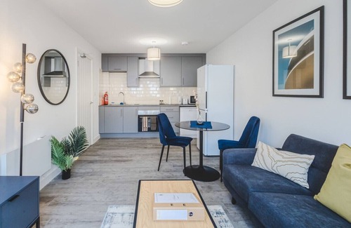Swindon Apartment | 5 Regent Circus Apartment Central Location Long Stays