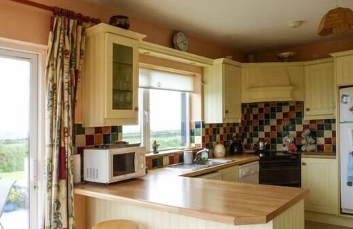 Carrigaholt Cottage | 5 RINEVILLA VIEW, pet friendly, with open fire in Cross, County Clare