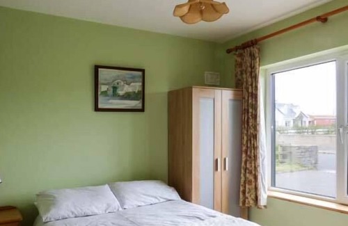 Carrigaholt Cottage | 5 RINEVILLA VIEW, pet friendly, with open fire in Cross, County Clare