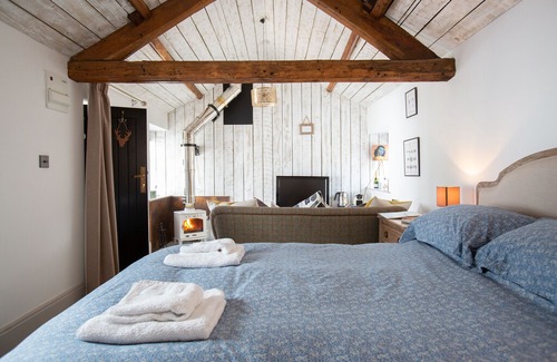 Dockray Cabin | 5* Romantic hideaway, beautifully restored bothy, bed and breakfast, Ullswater