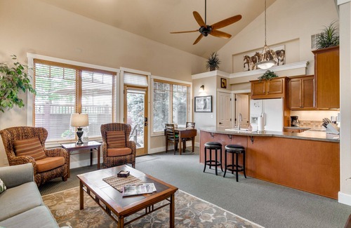 Sisters Condo | 5 Star, 1 Level, Downtown, Quiet, Great View, Walk, Cozy, Pet Friendly, Enjoy!
