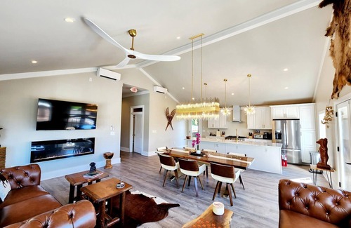 Blowing Rock House | 5-Star 6-BDRM Luxury House Main St Downtown Blowing Rock w Hot Tub Premier Host