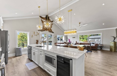 Blowing Rock House | 5-Star 6-BDRM Luxury House Main St Downtown Blowing Rock w Hot Tub Premier Host