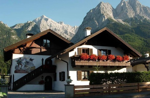 Obergrainau Apartment | 5-star apartment "Kreuzeck" in Grainau & garden/lawn.