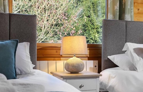 Winchester Cabin | 5 star, award winning Lodge with luxurious hot tub (sleeps 4)