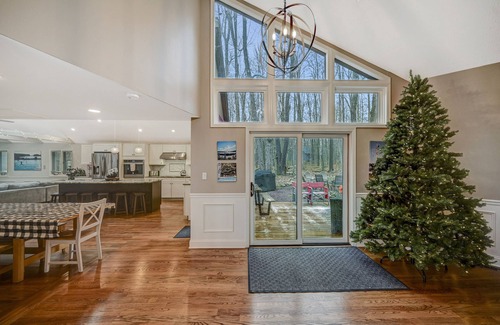 Pocono Pines House | 5 Star, Brand New w/2 Masters, Theater, Lake Naomi Poconos