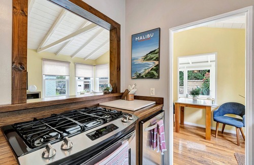 Laguna Beach House | 5 star-cottage with amazing deck&hot tub in town! Walk everywhere-no car needed
