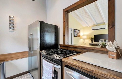 Laguna Beach House | 5 star-cottage with amazing deck&hot tub in town! Walk everywhere-no car needed