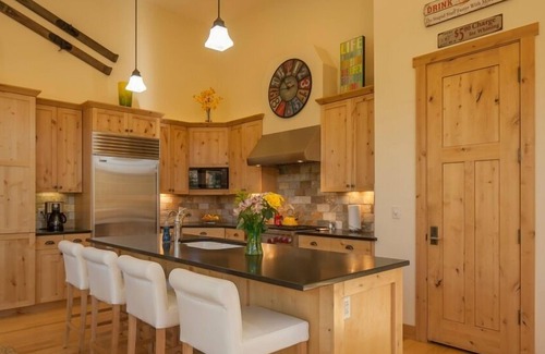 Elkhorn Village House | *5-Star Craftsman Style Home - Contemporary Decor, Open & Sunny Floor Plan