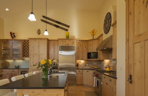 Elkhorn Village House | *5-Star Craftsman Style Home - Contemporary Decor, Open & Sunny Floor Plan