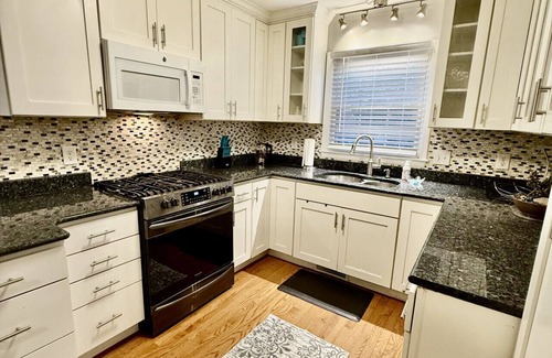 Green Valley House | 5 star family friendly retreat! Fenced backyard, pet friendly escape for guests.