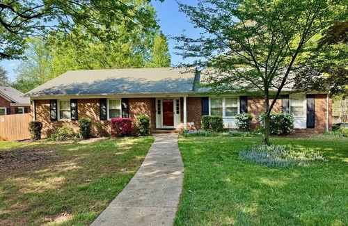 Green Valley House | 5 star family friendly retreat! Fenced backyard, pet friendly escape for guests.
