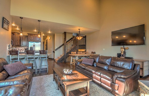 Frisco House | 5-Star Finishings Townhome. Minutes from World Class Ski Resorts, Hot Tub