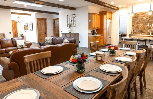 East Wenatchee Villa | 5 Star getaway, spa bath, 2 game rooms, hot tub, gourmet kitchen & pizza oven