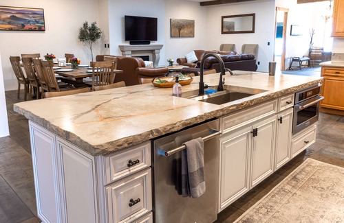 East Wenatchee Villa | 5 Star getaway, spa bath, 2 game rooms, hot tub, gourmet kitchen & pizza oven