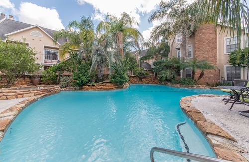 Astrodome Condo | 5 star host for 7 years! 2/2 TX MEDCENTER MD ANDERSON
