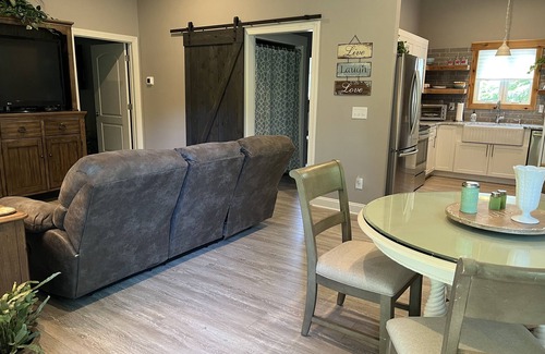 Denver Cottage | 5 star LKN single story guest house with dock/slip access