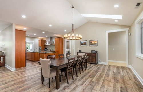 Bandon House | 5-Star Luxury, 4 Masters with 2 Queen Beds each, Pool Table, Putting Green