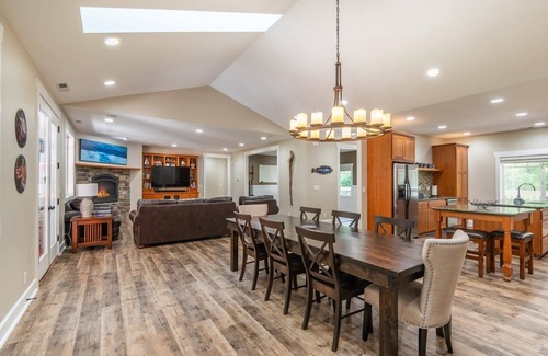 Bandon House | 5-Star Luxury, 4 Masters with 2 Queen Beds each, Pool Table, Putting Green
