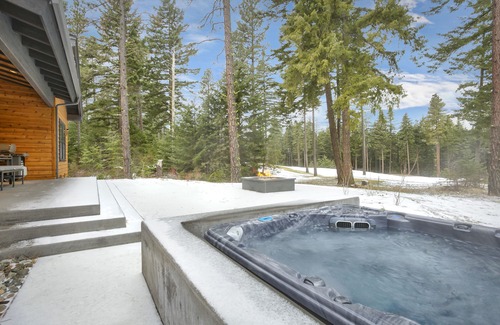 Cle Elum House | 5 Star Luxury Home + 4 King Bed Suites + Bunkroom + Game Room + Hot Tub