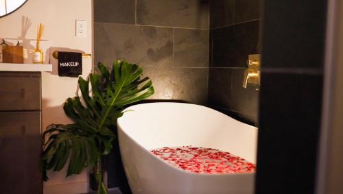 Royal Hawaiian Estates House | 5-Star Luxury Sauna-Spa Retreat Near Volcano Nat'l