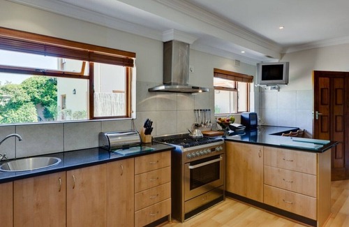 Constantia House | 5 Star Luxury - Self Catering Accommodation - Constantia - 6 Double Bedrooms