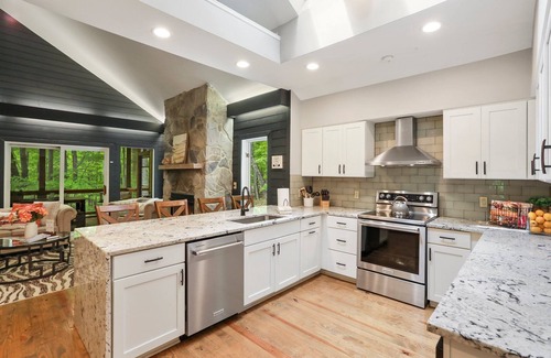 Berkeley Springs House | 🌟5 STAR Mountain Lodge💦POOL💗Unmatched Hospitality🌷Close to town🎲GAME room