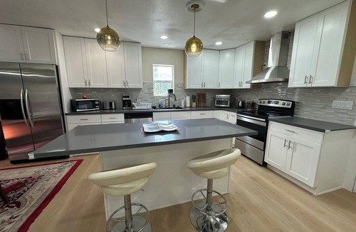 Ely House | 5 Star NEWLY Remodeled cozy house in fabulous Ely with WiFi Sleep 6