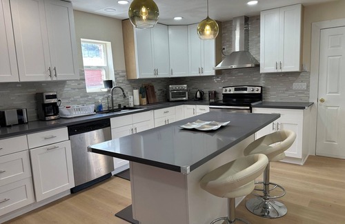 Ely House | 5 Star NEWLY Remodeled cozy house in fabulous Ely with WiFi Sleep 6