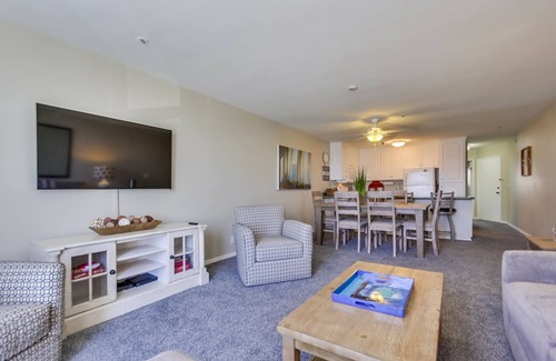 North Pacific Beach Condo | 5 - STAR -⭐ - OCEAN VIEW WITH SWIMMING POOL & JACUZZI - FAMILY FRIENDLY