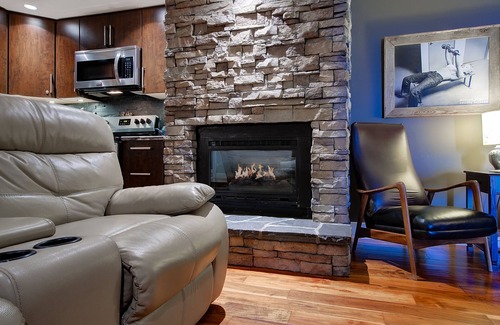 Winfield House | 5-star Okanagan Getaway Pet Friendly, large suite Relax and Enjoy - Licenced