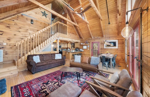 Pigeon Forge Cabin | 5 Star rated cabin, 2 min to Pigeon Forge, Pet-friendly, HotTub, Game room, Pool