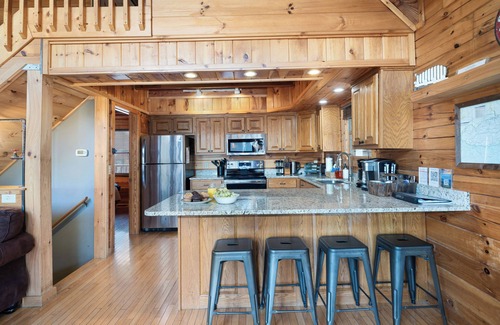 Pigeon Forge Cabin | 5 Star rated cabin, 2 min to Pigeon Forge, Pet-friendly, HotTub, Game room, Pool