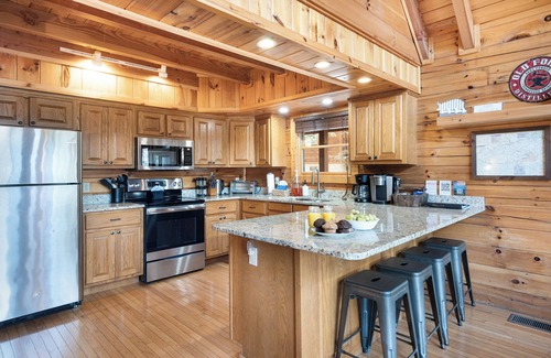 Pigeon Forge Cabin | 5 Star rated cabin, 2 min to Pigeon Forge, Pet-friendly, HotTub, Game room, Pool