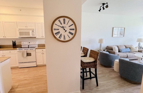 Naples Condo | 5 Star reviews! 1st floor coastal condo Pretty fountain views! Free Golf May-Oct