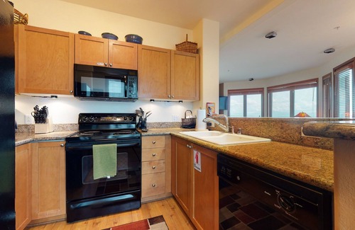 Mammoth Lakes Condo | 5-Star Ski-In Ski-Out Luxury. Phenomenal Mountain Views. Private Washer/Dryer
