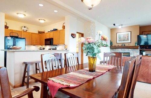 Mammoth Lakes Condo | 5-Star Ski-In Ski-Out Luxury. Phenomenal Mountain Views. Private Washer/Dryer