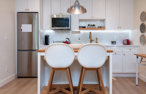 Pico - Robertson Cottage | 5-Star Urban Oasis with a Gourmet Kitchen, Tranquil Fountains and Fruit Trees
