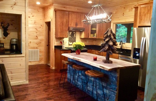 Gatlinburg - Pigeon Forge Cabin | 5 Stars! Mt LeConte Veiws, 3 King suites Sleeps 10. Theater room Pool Fire Pit