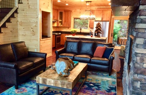 Gatlinburg - Pigeon Forge Cabin | 5 Stars! Mt LeConte Veiws, 3 King suites Sleeps 10. Theater room Pool Fire Pit